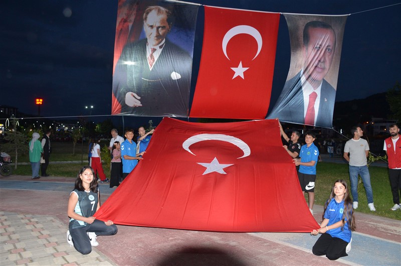 Taşova’da 15 Temmuz Ruhu Tek Yürek Oldu: Anma Programı Yoğun Katılımla Gerçekleştirildi
