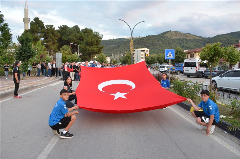 Taşova’da 15 Temmuz Ruhu Tek Yürek Oldu: Anma Programı Yoğun Katılımla Gerçekleştirildi