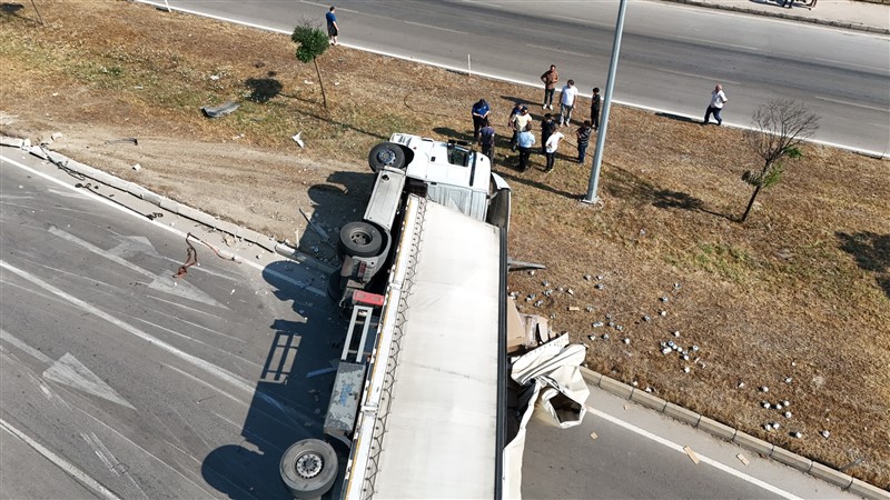 TAŞOVA'DA TIR DEVRİLDİ: İSTANBUL'DAN İRAN'A GİDEN SÜRÜCÜ KAZAYI YARA ALMADAN ATLATTI