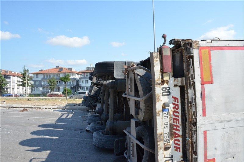 TAŞOVA'DA TIR DEVRİLDİ: İSTANBUL'DAN İRAN'A GİDEN SÜRÜCÜ KAZAYI YARA ALMADAN ATLATTI