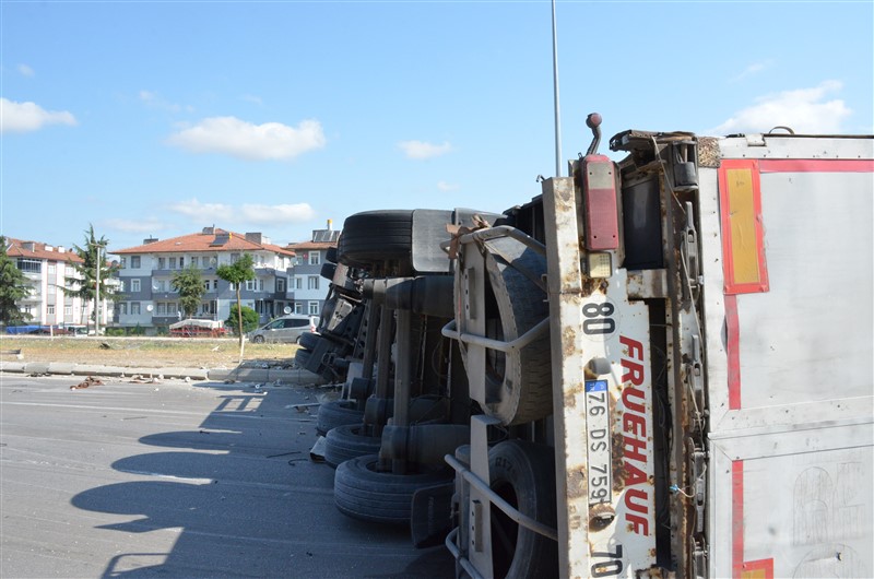 TAŞOVA'DA TIR DEVRİLDİ: İSTANBUL'DAN İRAN'A GİDEN SÜRÜCÜ KAZAYI YARA ALMADAN ATLATTI