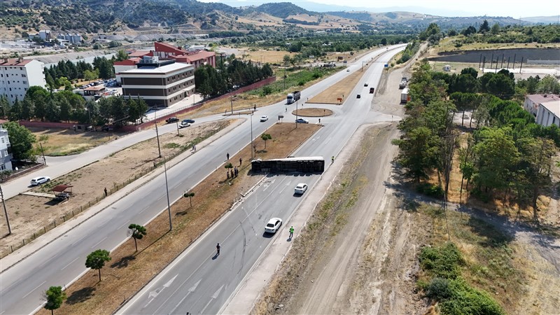 TAŞOVA'DA TIR DEVRİLDİ: İSTANBUL'DAN İRAN'A GİDEN SÜRÜCÜ KAZAYI YARA ALMADAN ATLATTI