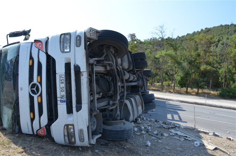 TAŞOVA'DA TIR DEVRİLDİ: İSTANBUL'DAN İRAN'A GİDEN SÜRÜCÜ KAZAYI YARA ALMADAN ATLATTI