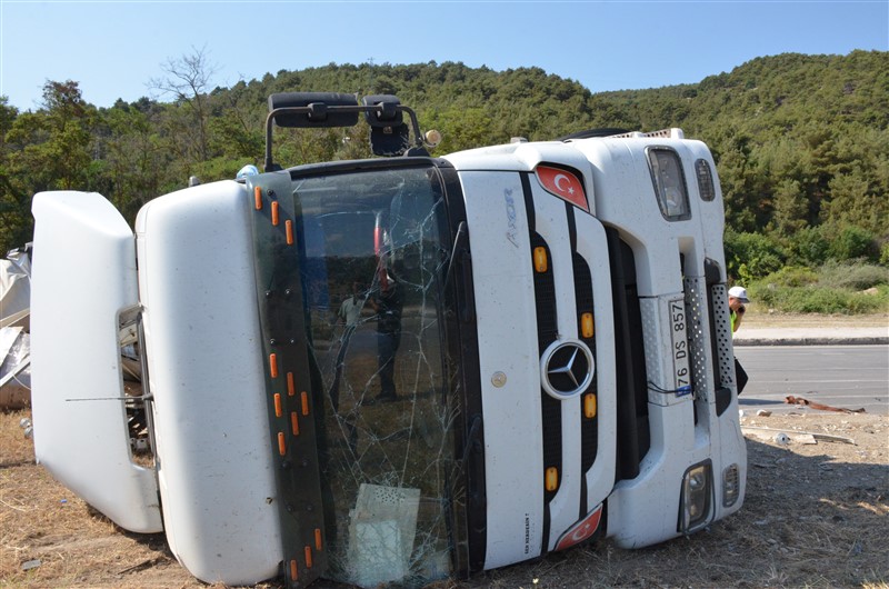 TAŞOVA'DA TIR DEVRİLDİ: İSTANBUL'DAN İRAN'A GİDEN SÜRÜCÜ KAZAYI YARA ALMADAN ATLATTI