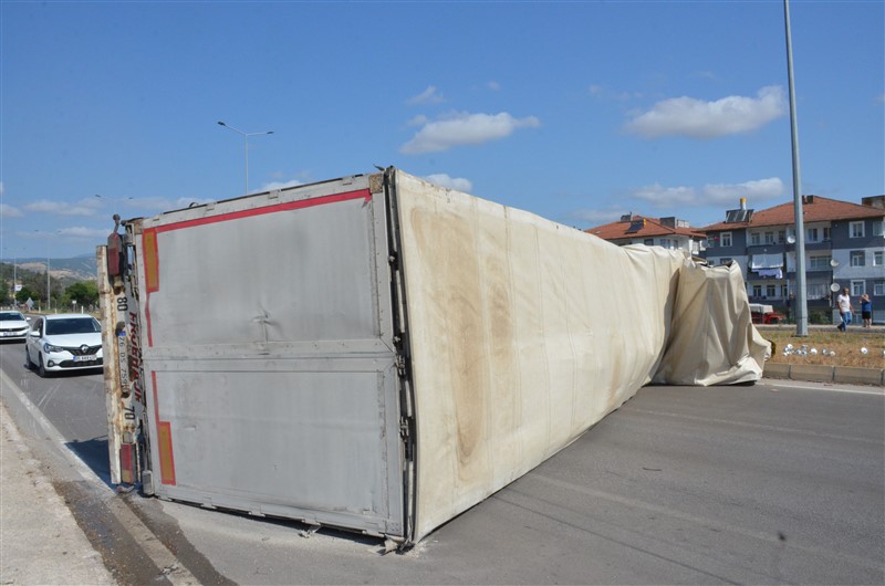 TAŞOVA'DA TIR DEVRİLDİ: İSTANBUL'DAN İRAN'A GİDEN SÜRÜCÜ KAZAYI YARA ALMADAN ATLATTI