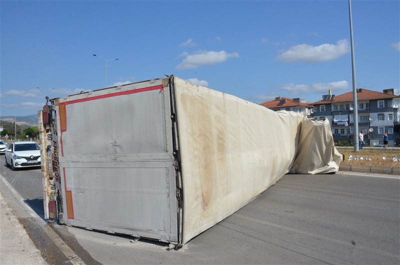 TAŞOVA'DA TIR DEVRİLDİ: İSTANBUL'DAN İRAN'A GİDEN SÜRÜCÜ KAZAYI YARA ALMADAN ATLATTI