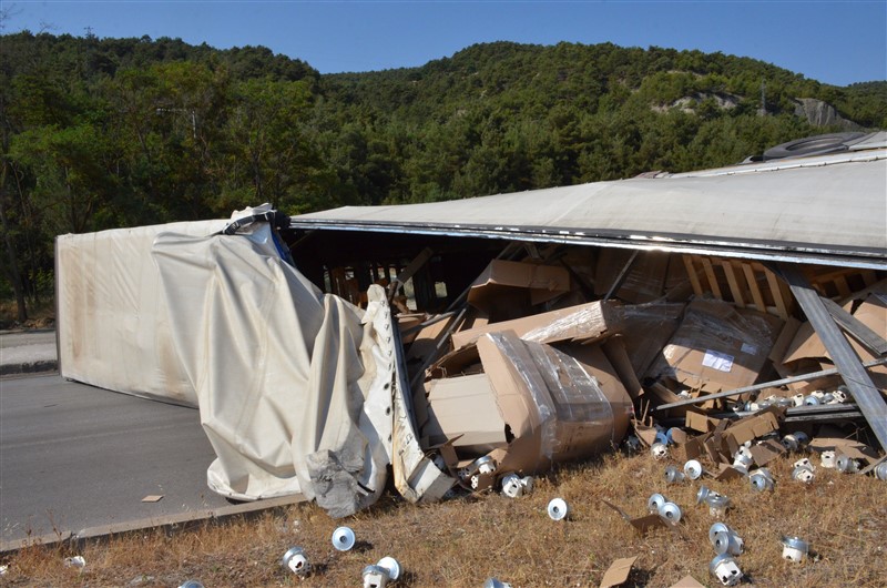 TAŞOVA'DA TIR DEVRİLDİ: İSTANBUL'DAN İRAN'A GİDEN SÜRÜCÜ KAZAYI YARA ALMADAN ATLATTI