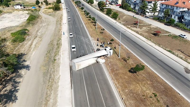 TAŞOVA'DA TIR DEVRİLDİ: İSTANBUL'DAN İRAN'A GİDEN SÜRÜCÜ KAZAYI YARA ALMADAN ATLATTI