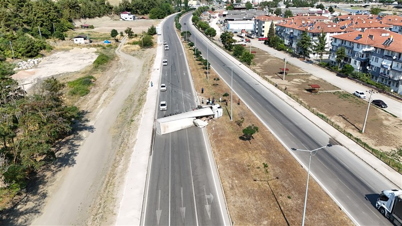 TAŞOVA'DA TIR DEVRİLDİ: İSTANBUL'DAN İRAN'A GİDEN SÜRÜCÜ KAZAYI YARA ALMADAN ATLATTI