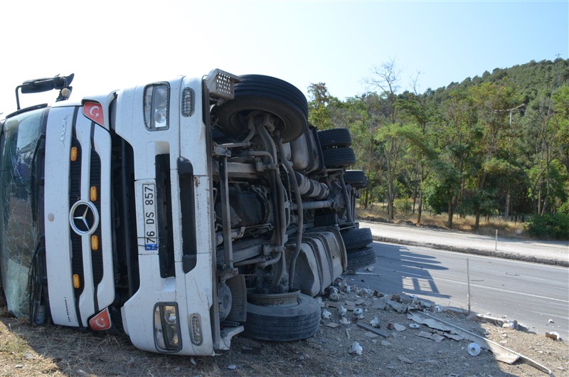 TAŞOVA'DA TIR DEVRİLDİ: İSTANBUL'DAN İRAN'A GİDEN SÜRÜCÜ KAZAYI YARA ALMADAN ATLATTI