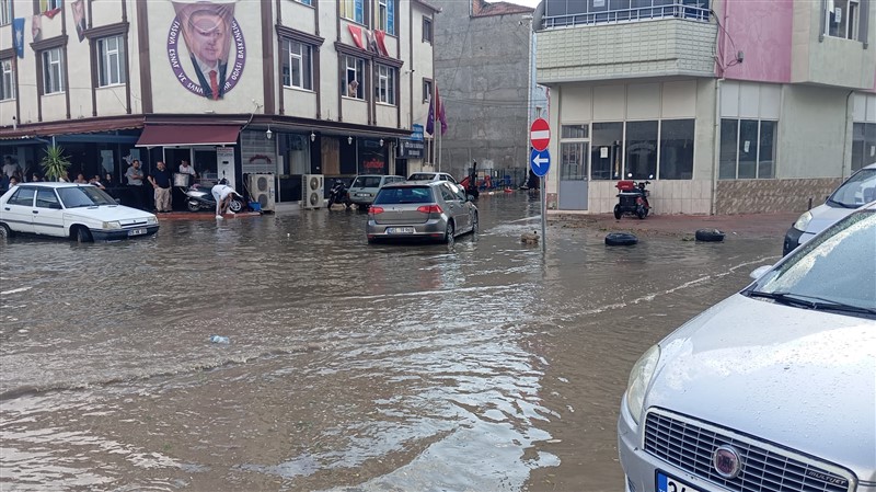Taşova’da Fırtına ve Dolu Dehşeti: Cami Minaresi Yıkıldı, Hamamı Su Bastı!