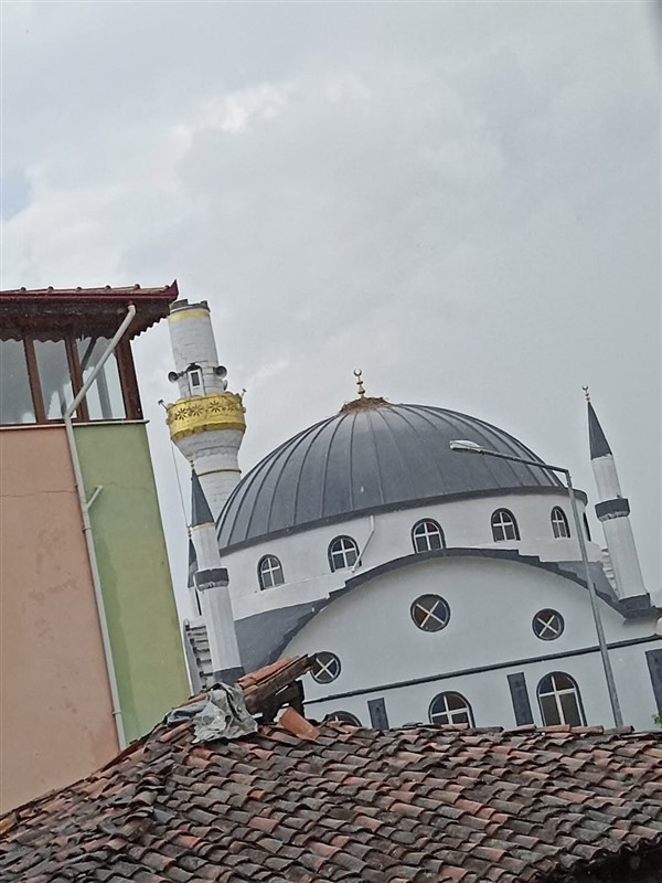 Taşova’da Fırtına ve Dolu Dehşeti: Cami Minaresi Yıkıldı, Hamamı Su Bastı!
