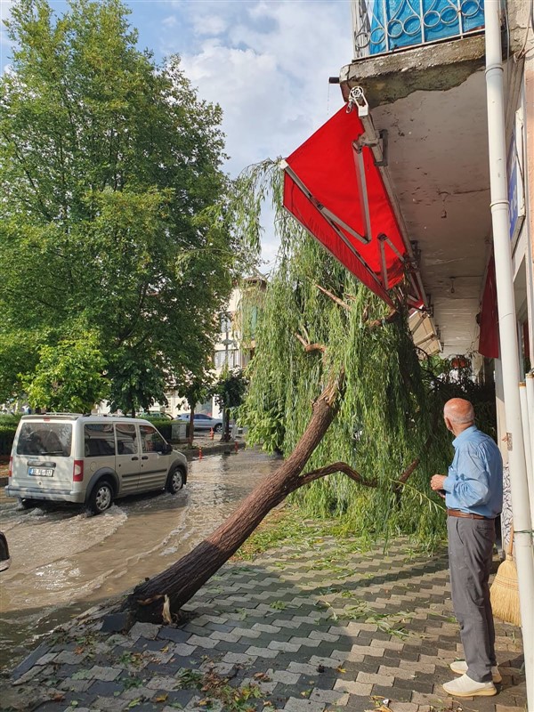 Taşova’da Fırtına ve Dolu Dehşeti: Cami Minaresi Yıkıldı, Hamamı Su Bastı!