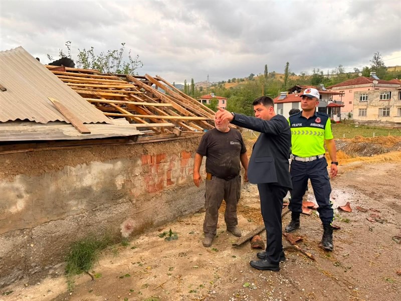Taşova’da Fırtına ve Dolu Dehşeti: Cami Minaresi Yıkıldı, Hamamı Su Bastı!