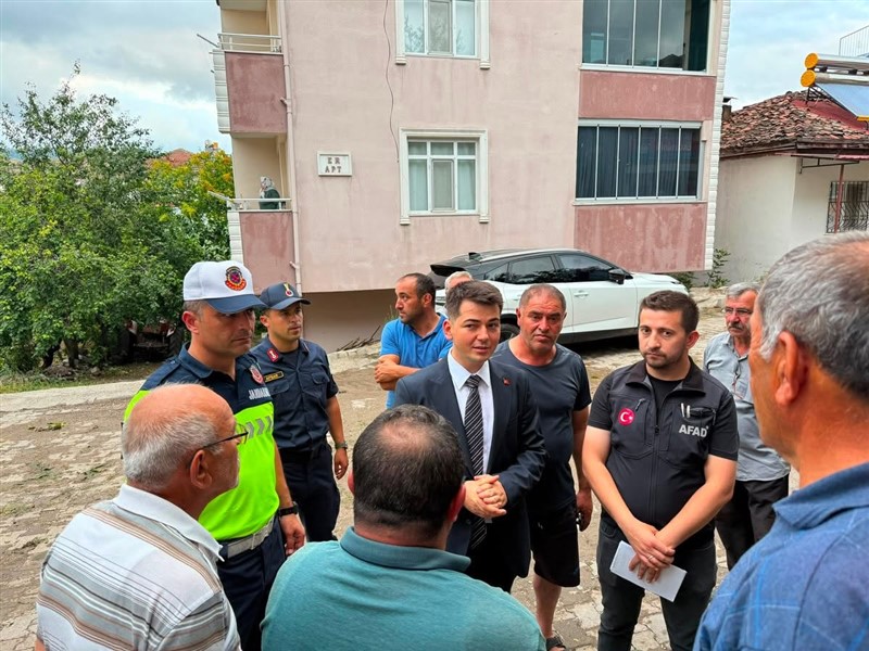 Taşova’da Fırtına ve Dolu Dehşeti: Cami Minaresi Yıkıldı, Hamamı Su Bastı!