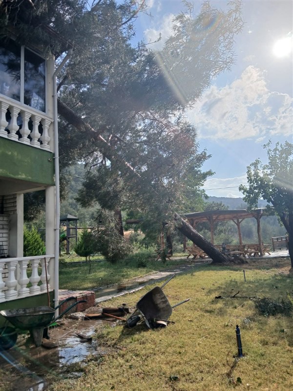 Taşova’da Fırtına ve Dolu Dehşeti: Cami Minaresi Yıkıldı, Hamamı Su Bastı!