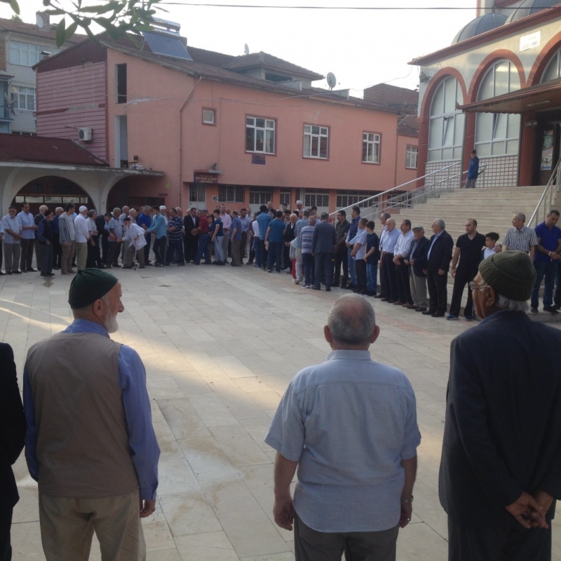 Taşova da Merkez Camii Önünde Ramazan Bayramlaşması