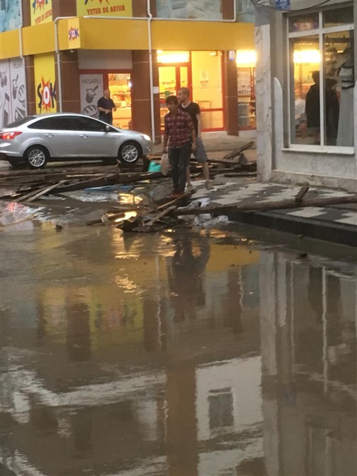 Taşova'yı Yağmur ve Fırtına Vurdu