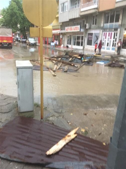 Taşova'yı Yağmur ve Fırtına Vurdu