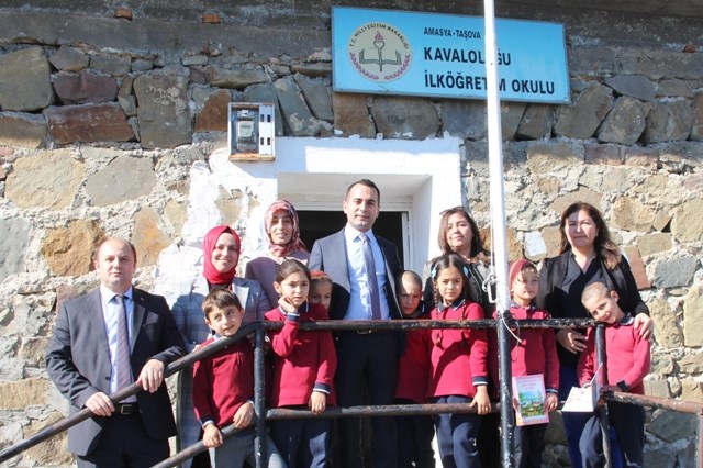  Taşova Kaymakamı Çelik'ten Köy Okulu Ziyareti
