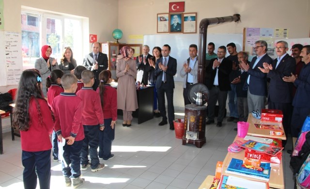  Taşova Kaymakamı Çelik'ten Köy Okulu Ziyareti