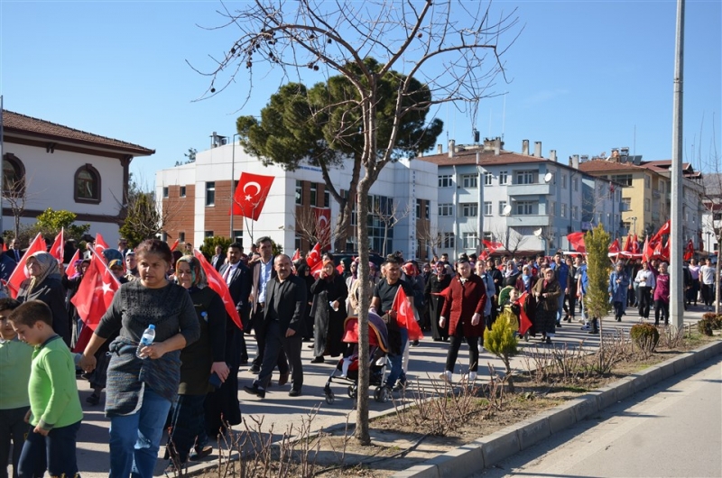 Taşova'da 'Şehitlerimize Saygı ve Bahar Kalkanı Harekatına Destek' Yürüyüşü Gerçekleştirildi