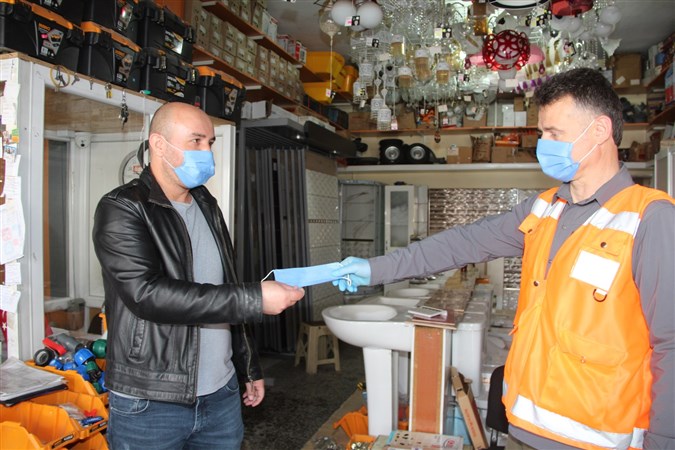 Taşova'da Bulunan İş Yerlerine Maske Dağıtımı Gerçekleştirildi