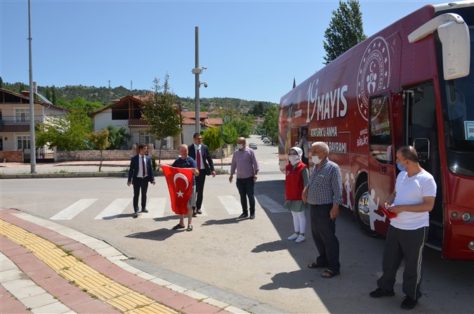 19 Mayıs Otobüsü Taşova'da Gençler için Dolaştı