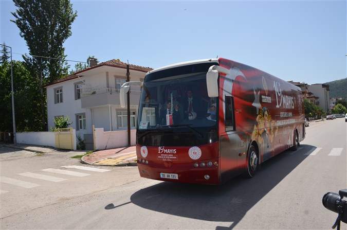 19 Mayıs Otobüsü Taşova'da Gençler için Dolaştı