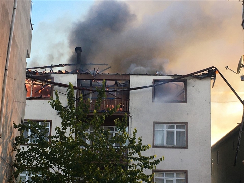 Taşova'da Ev Yangını: Çatı ve Bir Daire Kül Oldu