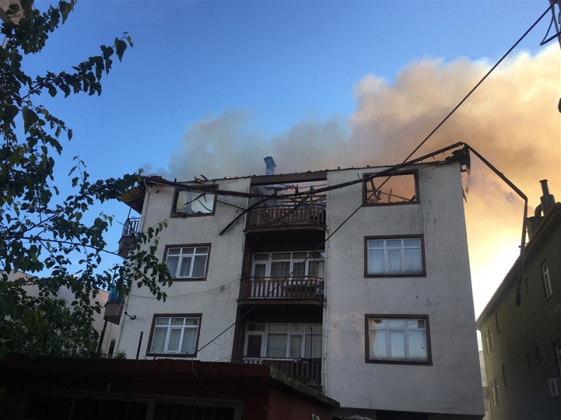 Taşova'da Ev Yangını: Çatı ve Bir Daire Kül Oldu