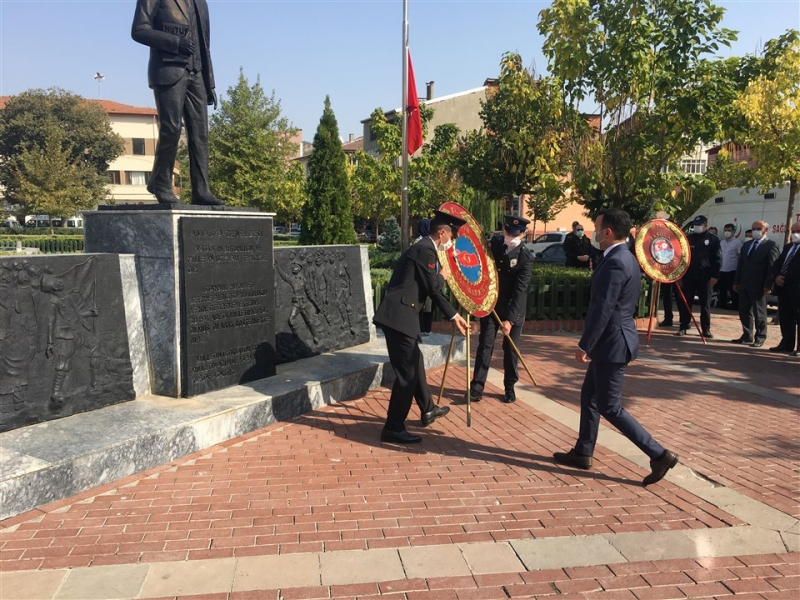 Taşova'da Cumhuriyetimizin 97. Yılı Sebebiyle Atatürk Anıtına Çelenk Bırakıldı