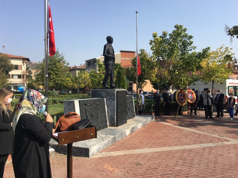 Taşova'da Cumhuriyetimizin 97. Yılı Sebebiyle Atatürk Anıtına Çelenk Bırakıldı
