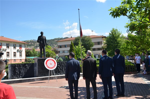 19 Mayıs Atatürk'ü Anma, Gençlik ve Spor Bayramı Kapsamında Çelenk Sunma Töreni Gerçekleştirildi.