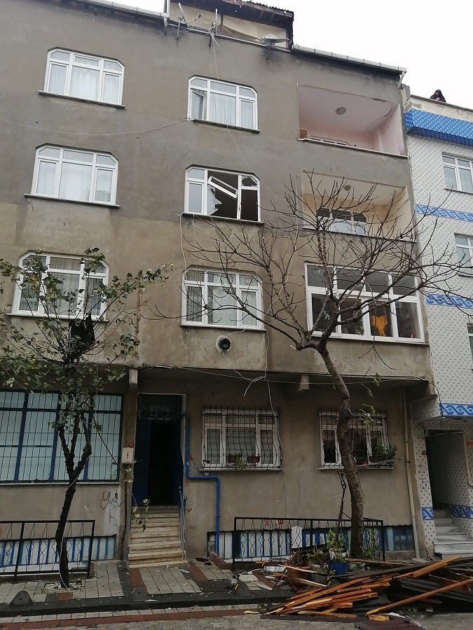 Lodos Nedeniyle Çatıdan Düşen Parça PULUR'a İsabet etti