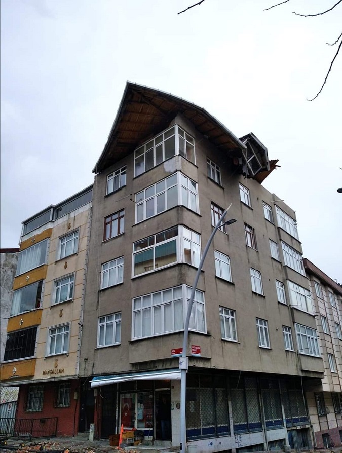 Lodos Nedeniyle Çatıdan Düşen Parça PULUR'a İsabet etti