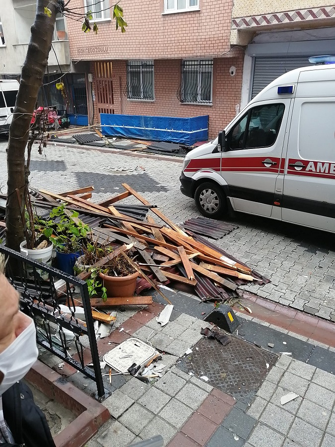 Lodos Nedeniyle Çatıdan Düşen Parça PULUR'a İsabet etti