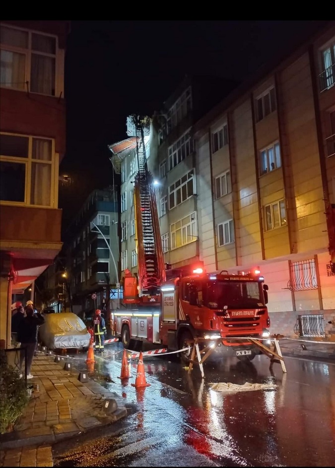 Lodos Nedeniyle Çatıdan Düşen Parça PULUR'a İsabet etti
