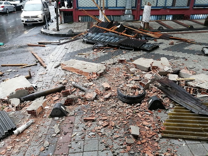 Lodos Nedeniyle Çatıdan Düşen Parça PULUR'a İsabet etti