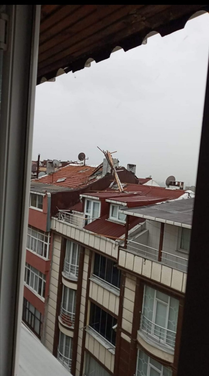 Lodos Nedeniyle Çatıdan Düşen Parça PULUR'a İsabet etti
