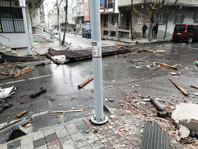 Lodos Nedeniyle Çatıdan Düşen Parça PULUR'a İsabet etti