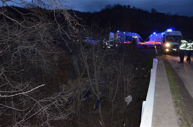 Boraboy Köprüsünde Araç Dereye Uçtu:2 ölü 2 yaralı