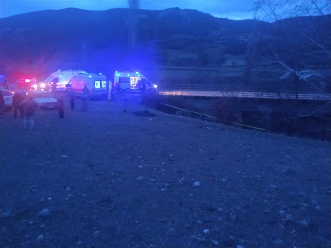 Boraboy Köprüsünde Araç Dereye Uçtu:2 ölü 2 yaralı