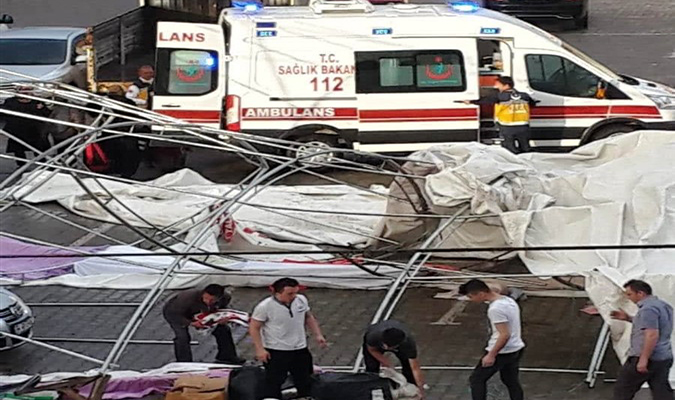 Taşova'da Etkili Rüzgar Nedeniyle Kermes Çadırı Yıkıldı
