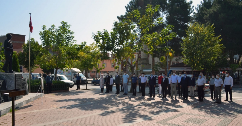 Taşova'da İlköğretim Haftası Dolayısıyla Çelenk Sunuldu