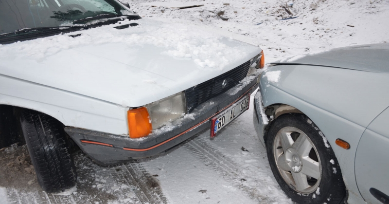 Taşova'da Maddi Hasarlı Trafik Kazası
