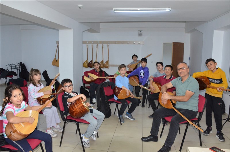 Taşova Gençlik Merkezi Saz Kursu 7'den 70'e herkese hizmet veriyor